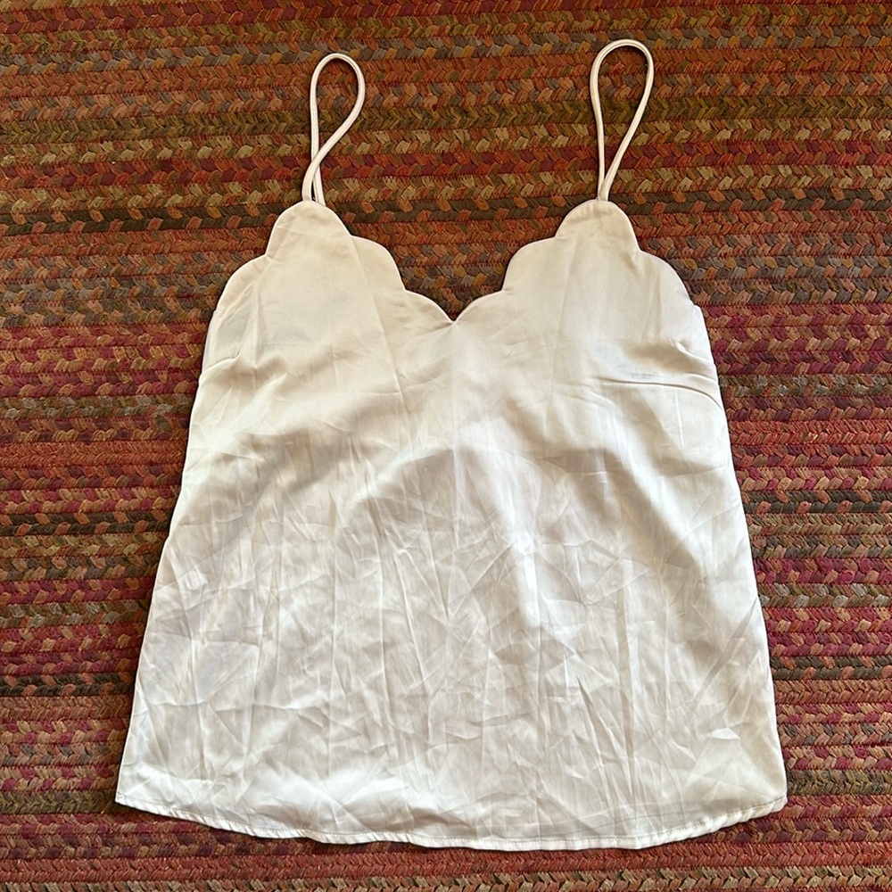 MONTEAU LOS ANGELES WHITE SATIN SCALLOP TRIM CAMI